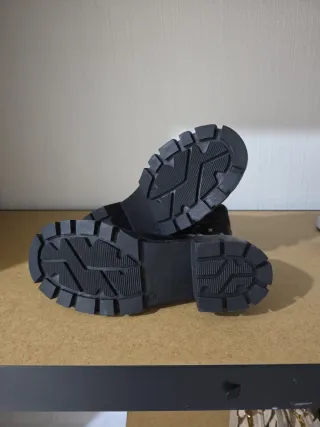 Bo negras, bo blancas, zapatillas negras, chanclas