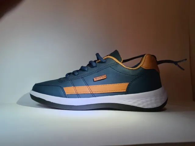 Stivali eleganti blu e marrone