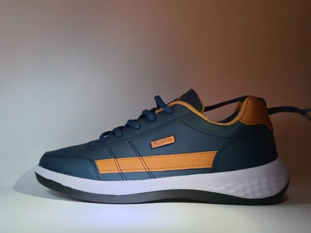 Stivali eleganti blu e marrone