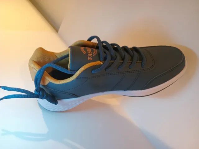 Stivali eleganti blu e marrone