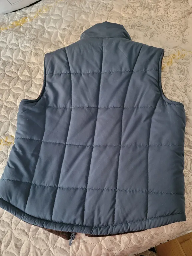 Chaleco reversible azul y marrón