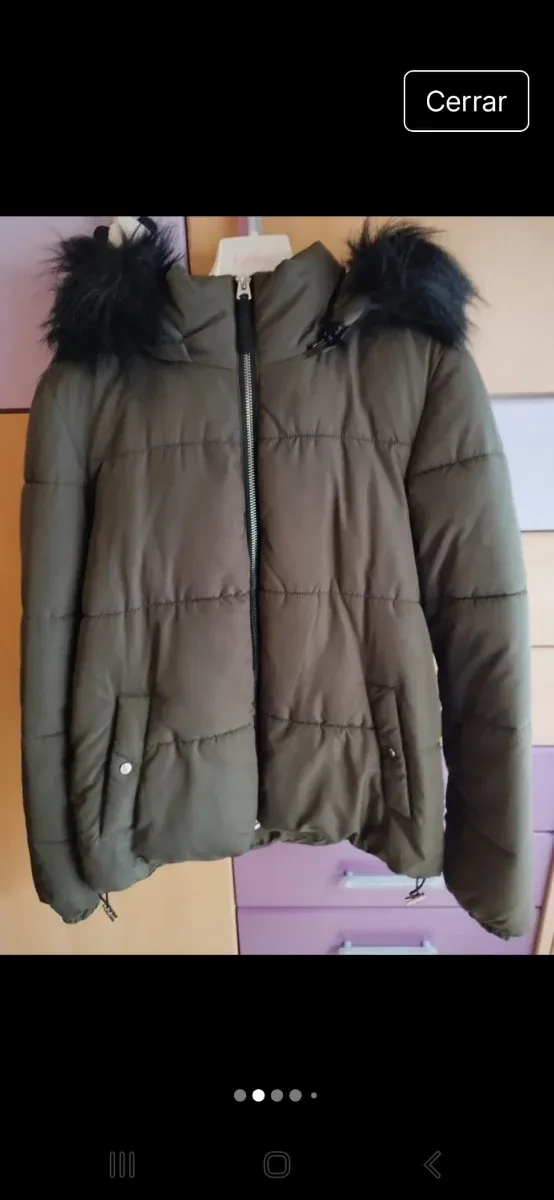 Plumón, mujer verde oliva con capucha de pelo