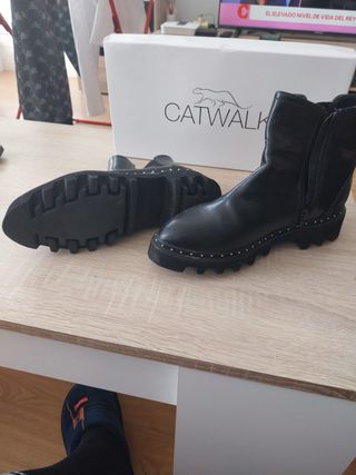 Botines negros con tachuelas