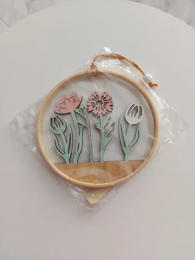 Adorno de madera con flores