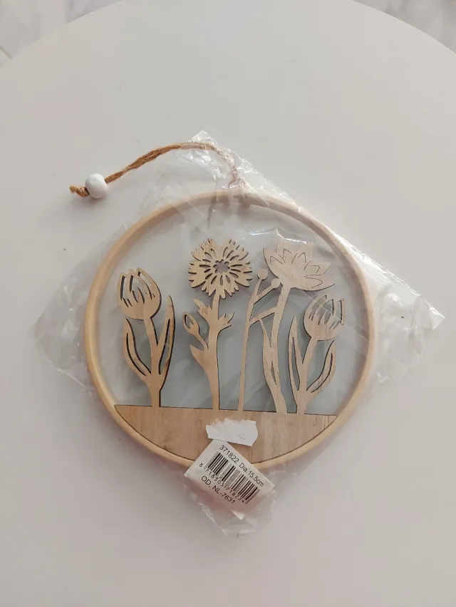 Adorno de madera con flores