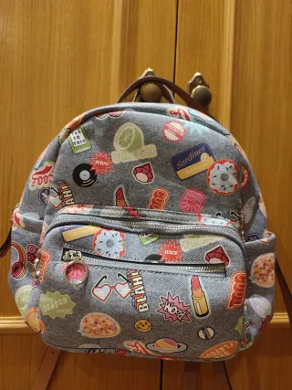 Mochila juvenil con parches divertidos