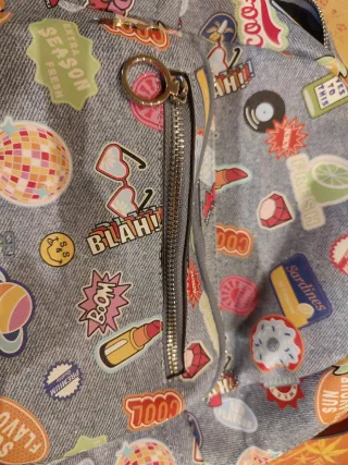 Mochila juvenil con parches divertidos