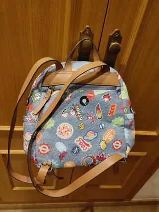 Mochila juvenil con parches divertidos