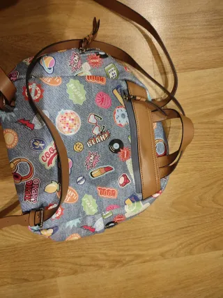 Mochila juvenil con parches divertidos