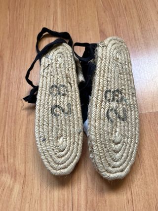 Alpargatas blancas con cintas negras. Número 28