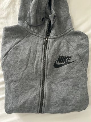 Chaqueta Nike gris con cremallera