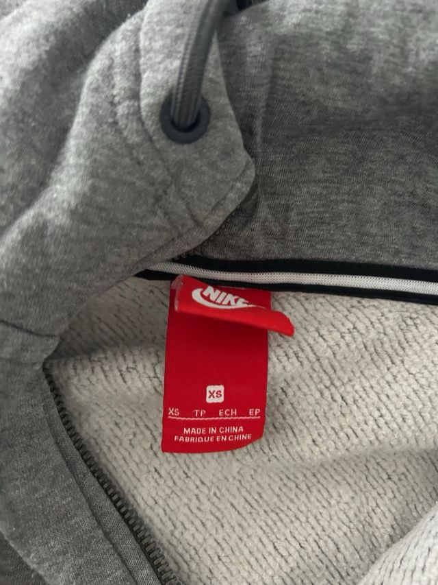 Chaqueta Nike gris con cremallera