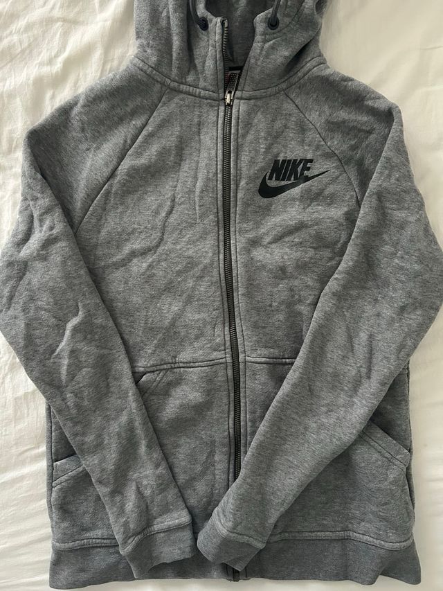 Chaqueta Nike gris con cremallera