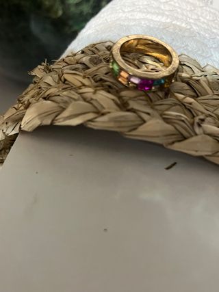 Anillo dorado con cristales de colores