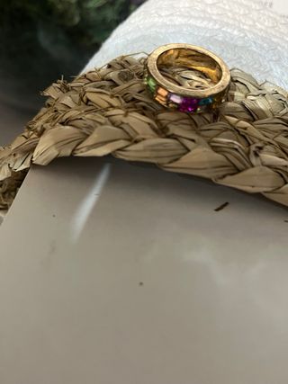 Anillo dorado con cristales de colores