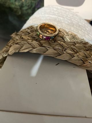Anillo dorado con cristales de colores