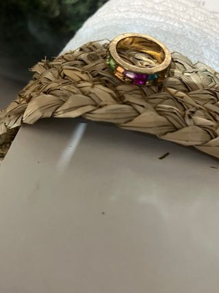 Anillo dorado con cristales de colores