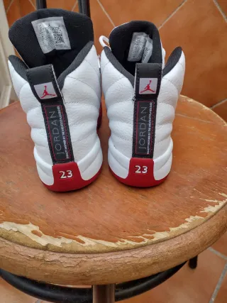 Zapatillas Jordan Blancas y Rojas