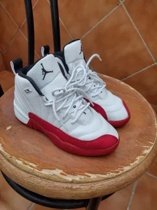Zapatillas Jordan Blancas y Rojas
