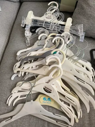 Lote de perchas para ropa de bebé