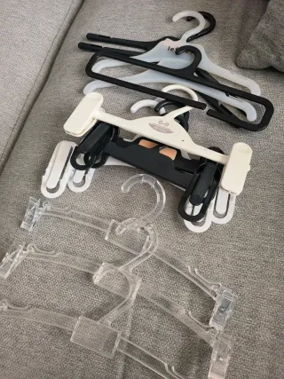 Lote de perchas para ropa de bebé