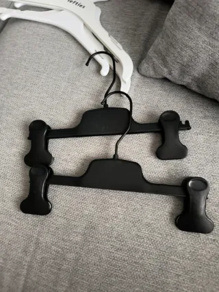 Lote de perchas para ropa de bebé