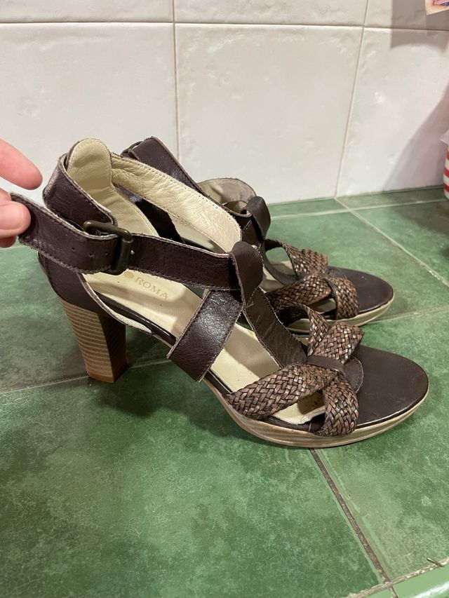 Sandalias de tacón de piel marrones