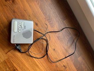 Despertador Sony Gris digital. Enchufe y pilas.