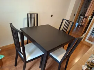 Mesa extensible y 4 sillas comedor