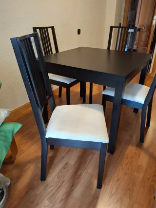 Mesa extensible y 4 sillas comedor