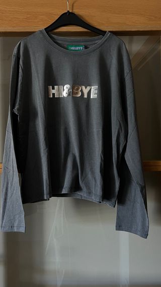 Camiseta gris manga larga HI&BYE