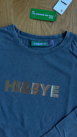 Camiseta gris manga larga HI&BYE