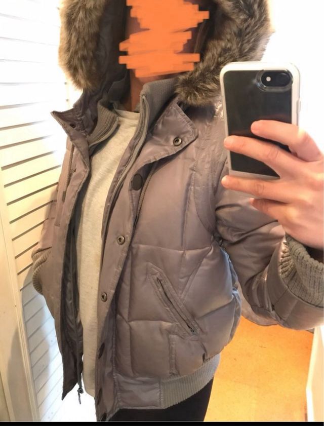 Plumón DKNY gris perla con capucha