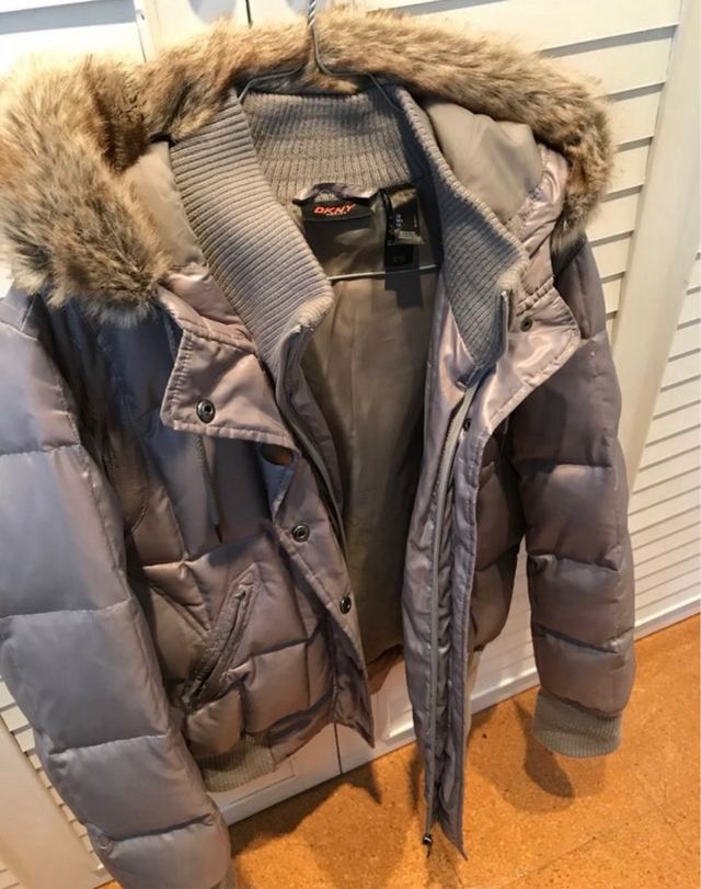 Plumón DKNY gris perla con capucha