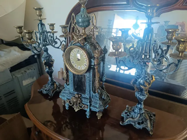 Candelabros y reloj de bronce