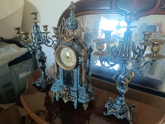 Candelabros y reloj de bronce