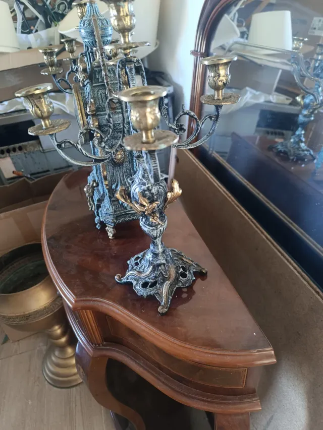 Candelabros y reloj de bronce