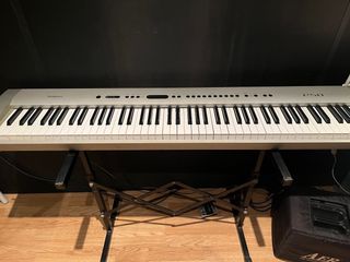 Piano Technics SX-P50 con soporte y pedal