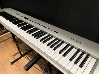 Piano Technics SX-P50 con soporte y pedal