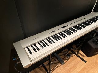 Piano Technics SX-P50 con soporte y pedal