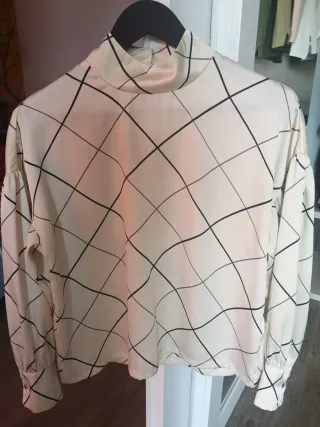 Blusa con estampado de rombos.