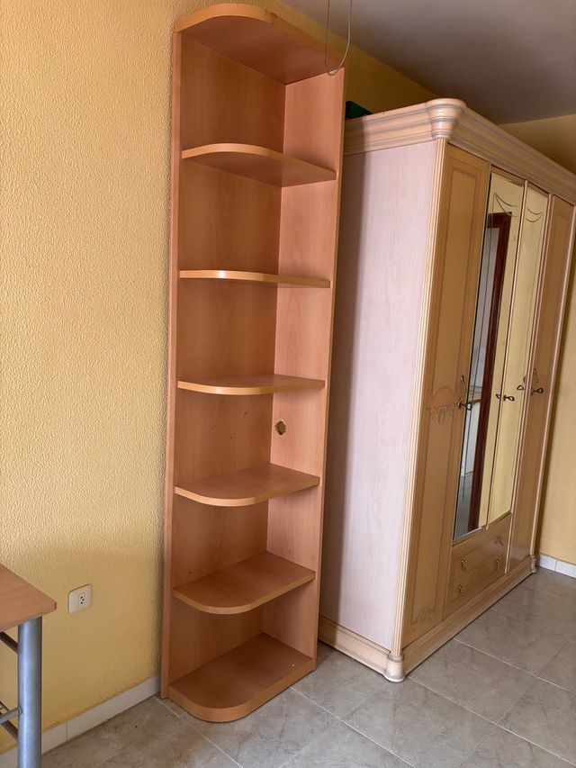 Estantería de madera esquinera