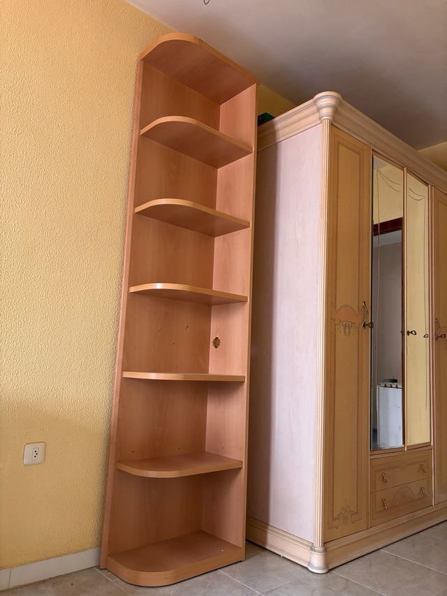 Estantería de madera esquinera