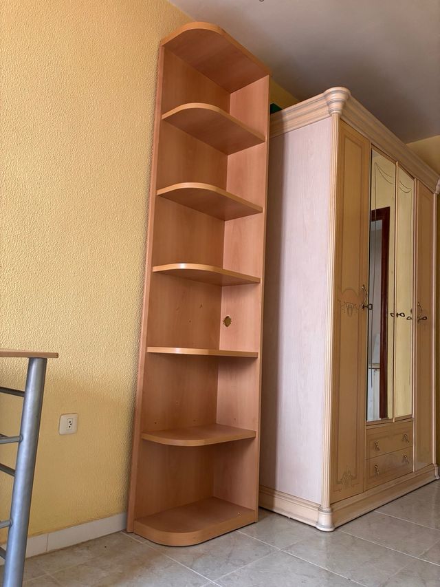 Estantería de madera esquinera