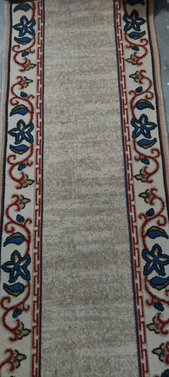 Alfombra de pasillo beige con diseño floral