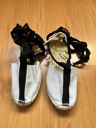 Alpargatas blancas con cinta negra. Número 32