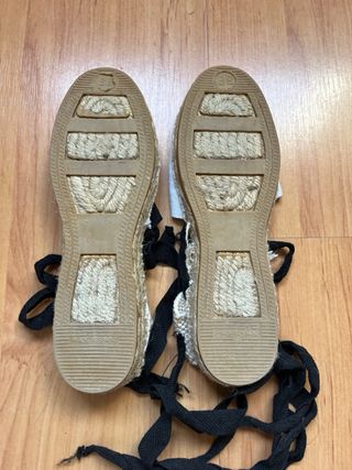 Alpargatas blancas con cinta negra. Número 32