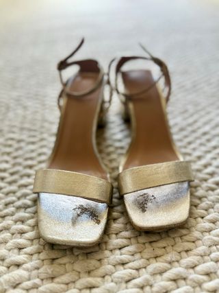 Sandalias doradas de fiesta