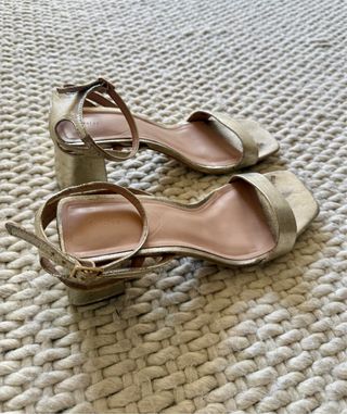 Sandalias doradas de fiesta