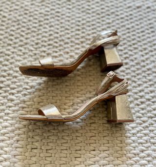 Sandalias doradas de fiesta